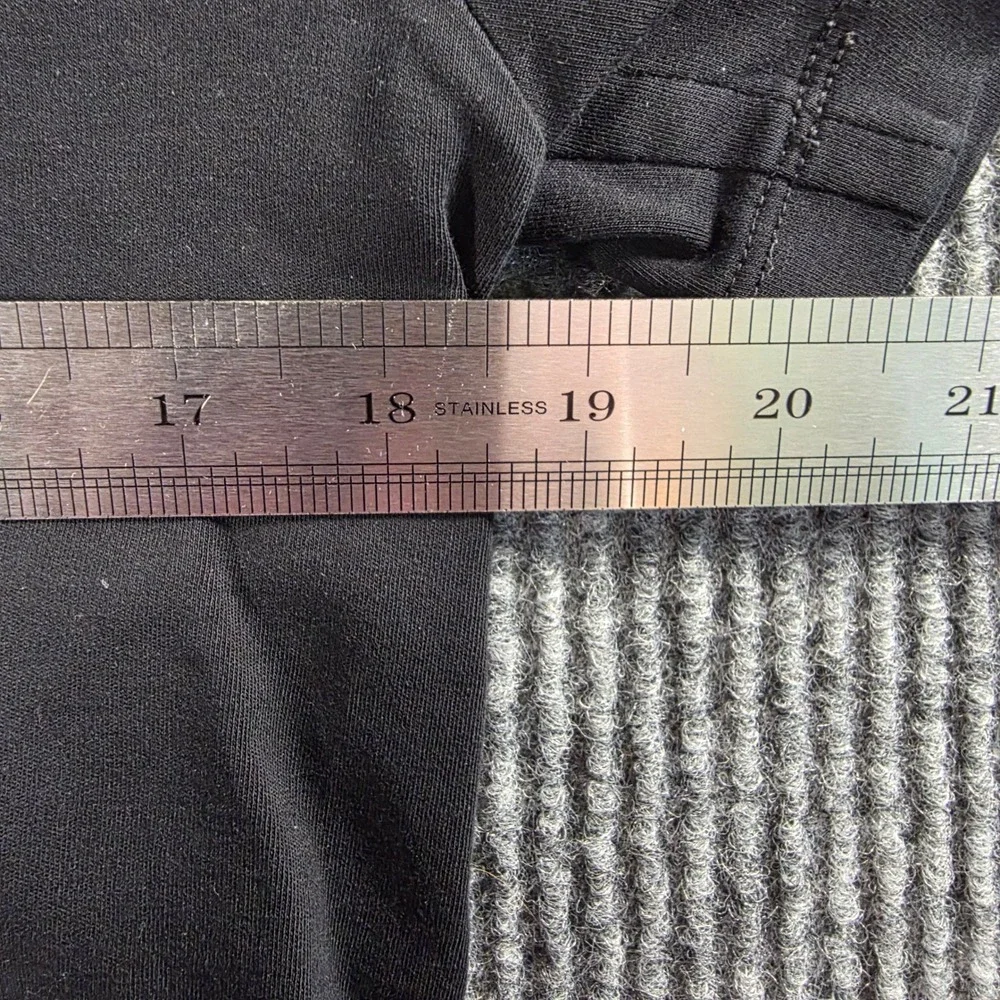 Banana Republic Luxury Touch Performance V-Neck T-Shirt Mens Medium Black Tee